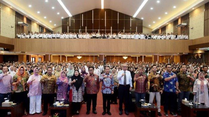 Pj Gubsu Serahkan 2.271 SK PPPK Formasi 2023, Minta Kinerja Pemprov Sumut Semakin Maksimal