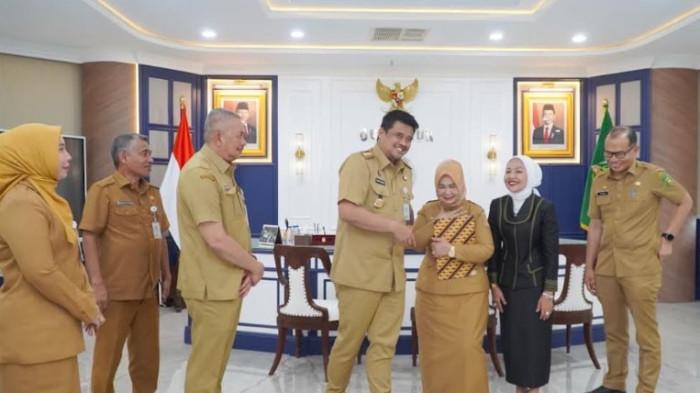 PLT BUPATI LANGKAT - Wakil Bupati Langkat, Tiorita Br Surbakti, resmi menjadi Pelaksana Tugas (Plt) Bupati Langkat berdasarkan Surat Keputusan Menteri Dalam Negeri (Mendagri).  