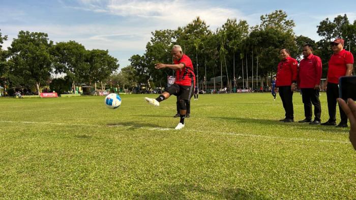 Ketua DPP PDI Perjuangan Bidang Kehormatan sekaligus Ketua Panitia Nasional Soekarno Cup U-17 2026, Komarudin Watubun melakukan tendangan pertama sebagai tanda dibukanya Liga Kampung Soekarno Cup U-17 Sumatera Utara 2026 di Lapangan PT Fajar Agung, Serdang Bedagai, Senin (1/6/2026). Momen pembukaan turnamen tersebut disaksikan Ketua DPD PDI Perjuangan Sumut Rapidin Simbolon dan para peserta yang akan memperebutkan tiket mewakili Sumatera Utara ke tingkat nasional.