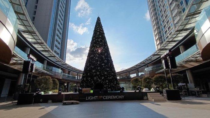 Pohon Natal setinggi 21 meter yang ada di Delipark Mall, ada rumah santa dan pernak pernik dibawahnya.