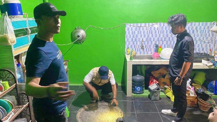 PEMBUNUHAN - Polisi saat berada di lokasi penimbunan korban yang dicor oleh kekasihnya di sebuah perumahan Desa Perampuan, Lombok Barat, Sabtu (23/8/2025).