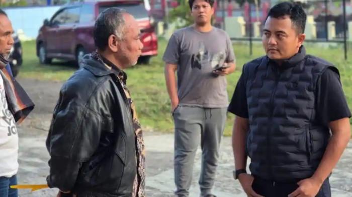 POLISI TANGKAP ASHARI: Polisi pada Kamis (7/5/2026) berhasil menangkap Ashari (berjaket kulit), pendiri Ponpes Ndholo Kusumo Pati yang menjadi tersangka pencabulan. Sosok kiai yang diduga mencabuli puluhan santriwati itu ditangkap setelah polisi melakukan pengejaran ke sejumlah wilayah di Jawa Tengah, Jakarta, hingga Jawa Barat. (Dok. Kasat Reskrim Polresta Pati)