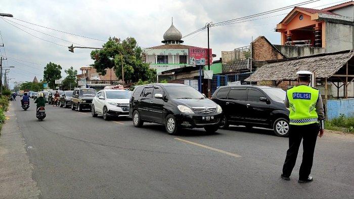ARUS Lalu Lintas Berastagi-Medan Terpantau Padat, Polisi Urai Kemacetan ke Jalur Alternatif