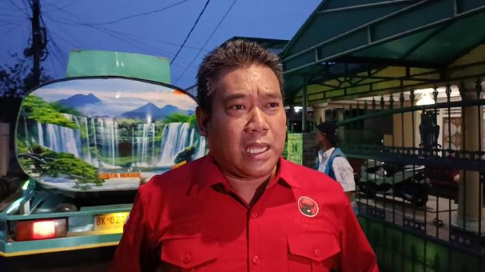 PDAM TIRTANADI - Politisi partai PDIP Sumut, Sutrisno Pangaribuan ketika diwawancarai usai mengantre air bersih di dekat rumahnya, di Jalan Sisingamangaraja, Gang Kasih, Kelurahan Sidorejo II, Kecamatan Medan Kota, Rabu (10/6/2026). Ia meminta Dirut PDAM Tirtanadi Ardian Surbakti mundur dari jabatannya, imbas sejumlah wilayah di Medan, dan pinggiran, pasokan kota air bersih mati.