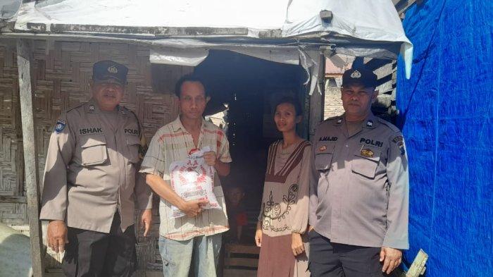 Bhabinkamtibmas Polsek Simpang Empat Beri Warga Terserang Penyakit Paru Sembako