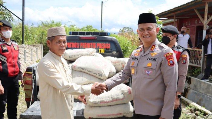 Kapolres Dairi dan Jajaran Serahkan 30 Sak Semen, Menghidupkan Musholah Nurul Ikhlas di Bulan Suci