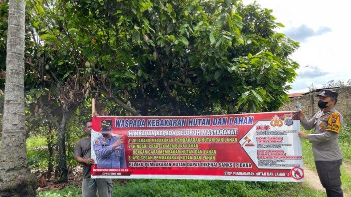 Cegah Karhutla Bhabinkamtibmas Polres Karo Pasang Imbauan Sosialisasi ke Pedesaan
