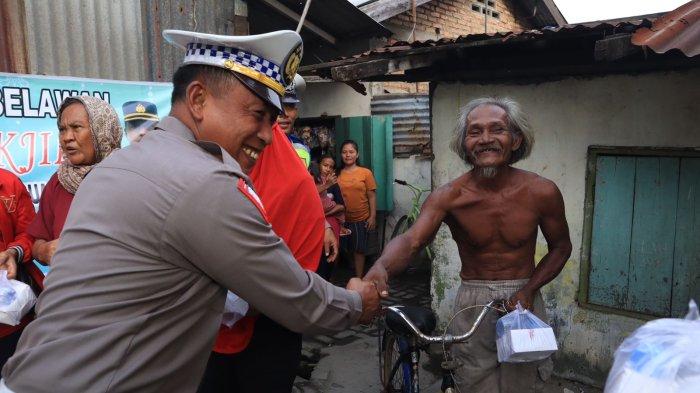 Polres Pelabuhan Belawan Bagikan Takjil Gratis, Wujud Kepedulian Polri di Bulan Ramadan