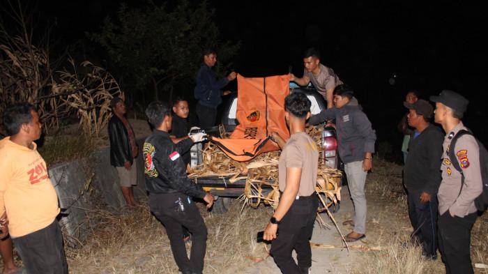 EVAKUASI MAYAT - Polres Samosir evakuasi mayat wanita inisial NS (32) di dalam tugu, Senin (21/7/2025). Kini, pihak Polres Samosir tetapkan pria inisial MS (45) sebagai tersangka. Kasat Reskrim Polres Samosir AKP Edward Sidauruk mengutarakan, pihaknya masih dalami motif pembunuhan korban tersebut. 