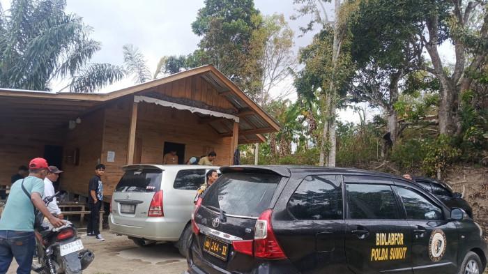 KASUS PEMBUNUHAN - Polres Samosir evakuasi mayat wanita inisial NS (32) di dalam tugu, Senin (21/7/2025). Kini, pihak Polres Samosir tetapkan pria inisial MS (45) sebagai tersangka.