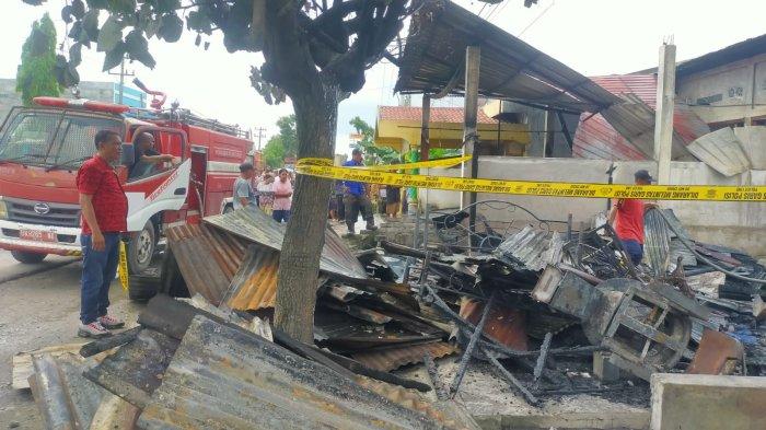 Personel Polsek Firdaus Bantu Padamkan Kebakaran Rumah Warga di Desa Seirampah