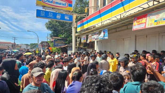 Kepolisian Resor (Polres) Sibolga bersama TNI kembali memperketat pengamanan di sejumlah pusat perbelanjaan setelah terjadi aksi penjarahan yang dilakukan massa pada Sabtu, 29 Agustus 2025, sekitar pukul 10.00 WIB.