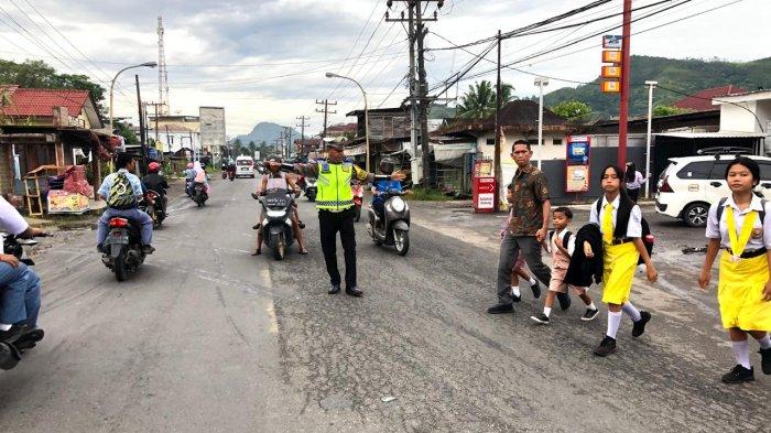 Polres Tapteng Gencarkan Strong Point Pagi Hari, Atur Lalu Lintas di Persimpangan Padat