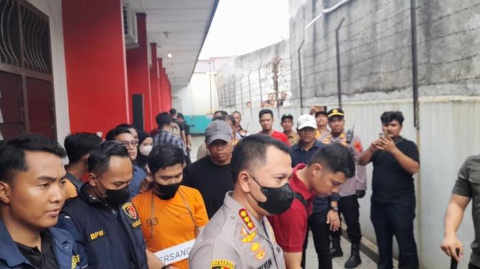 PEMBUNUHAN WANITA MUDA - Polrestabes Medan menggelar pra-rekonstruksi kasus pembunuhan Rahmadani Siagian, di hotel OYO tempat korban dihabisi, Jumat (13/3/2026). Dalam pra-rekonstruksi ini, pelaku utama yang menghabisi nyawa dan meletakkan jenazah korban ke dalam boks kontainer dihadirkan.