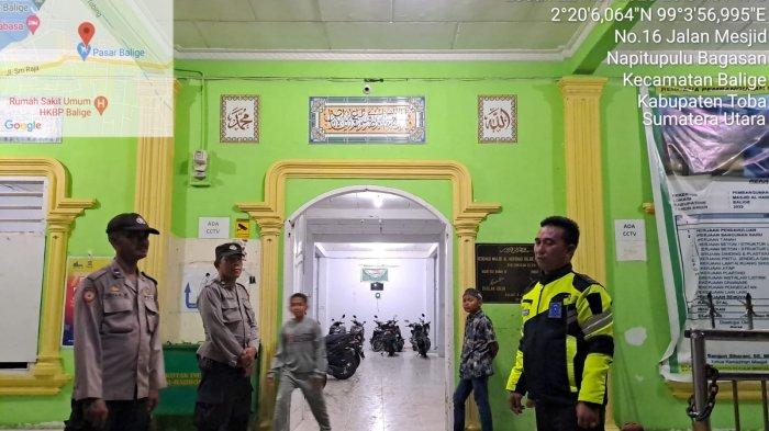 Sholat Tarawih Pertama, Polsek Balige Patroli Pengamanan Di Masjid Al-Hadhonah