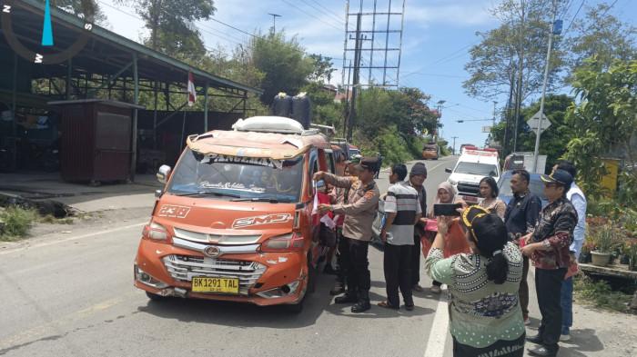 Polsek Dolok Pardamean Berikan Bendera ke Angkot yang Melintas di Jalan Lingkar Danau Toba