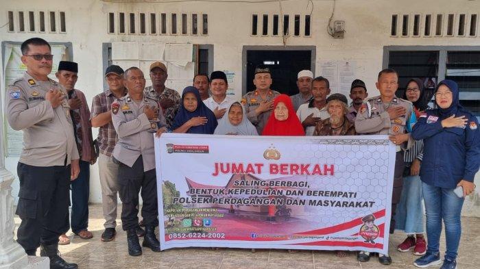 Jumat Berkah, Kapolsek Perdagangan Beri Sembako kepada Masyarakat Nagori Perlanaan