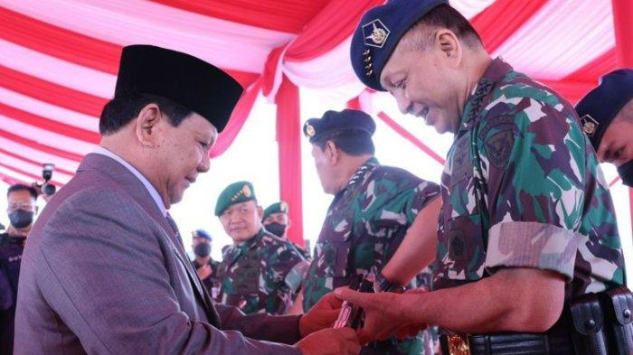 Menhan Prabowo Subianto Bagi-bagikan Senjata Api pada Tiga Jenderal