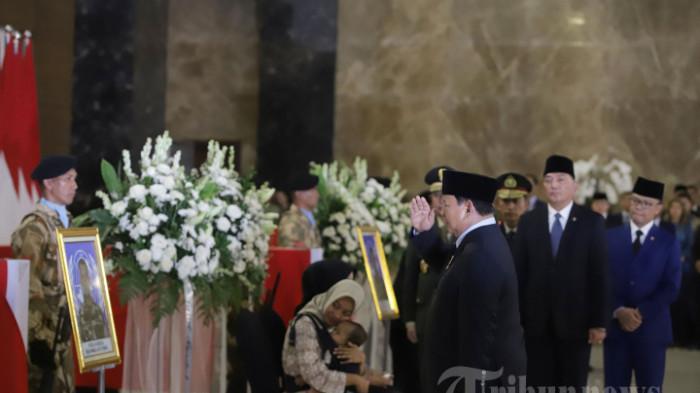 PRABOWO BERI HORMAT - Presiden Prabowo Subianto memberikan penghormatan kepada jenazah personel penjaga perdamaian yang tergabung dalam UNIFIL setibanya di VIP Room Terminal 3 Bandara Soekarno-Hatta, Tangerang, Banten, Sabtu (4/4/2026). Jenazah Mayor Inf (Anm) Zulmi Aditya Iskandar, Serka (Anm) M. Nur Ichwan, dan Kopda (Anm) Farizal Rhomadon disambut melalui upacara militer dan persemayaman sebagai bentuk penghormatan terakhir sebelum diterbangkan ke daerah asal masing-masing. (Tribunnews/Jeprima)