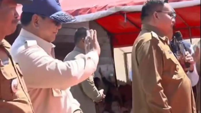 PRABOWO DIPUJI - Presiden Prabowo Subianto mengunjungi posko pengungsian Desa Bambel Baru, Bukit Tusam, Aceh Tenggara, Aceh. Dia mendapat pujian setinggi langit dari Bupati Aceh Tenggara, Salim Fakhry yang menyebut Prabowo kalau bisa jadi Presiden seumur hidup.