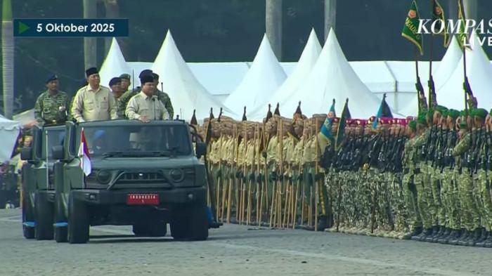 Presiden Prabowo Subianto saat memeriksa pasukan HUT ke-80 TNI, didampingi Menhan Sjafrie Sjamsoeddin, dan Panglima TNI Jenderal Agus Subiyanto di lapangan Monumen Nasional (Monas), Jakarta, Minggu (5/10/2025).(Tangkapan Layar Kompas TV)