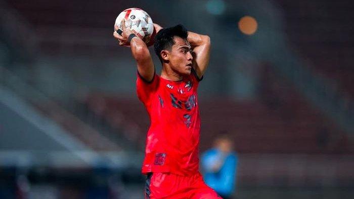 LAMPARAN ARHAN - Pemain True Bangkok United, Pratama Arhan melakukan long throw-in.