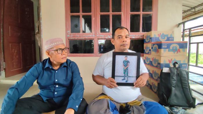 Ayah Pratu Farkhan Syauqi Marpaung, Zakaria Marpaung menunjukan foto anaknya sebelum meninggal dunia di perbatasan Indonesia - Papua Nugini, Jumat (2/1/2025).