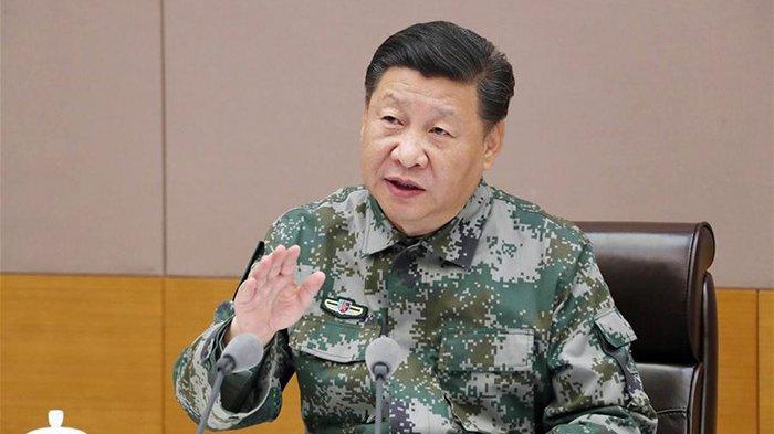 Presiden China Xi Jinping, yang juga sekretaris jenderal Komite Sentral Partai Komunis China dan ketua Komisi Militer Pusat (CMC) dan panglima pusat komando pertempuran gabungan CMC, berbicara selama tur inspeksinya ke pusat komando. Xi Jinping pada hari Jumat menginstruksikan angkatan bersenjata untuk meningkatkan kemampuan tempur dan kesiapan perang mereka. (Xinhua/Li Gang)