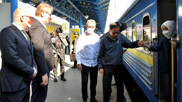 Potret Presiden Jokowi dan Iriana Tiba di Ukraina, Kunjungi Jantung Perang Rusia-Ukraina - Presiden-Joko-Widodo-dan-Ibu-Iriana-Joko-Widodo-tiba-Ukraina-as.jpg