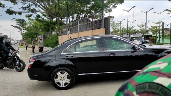 Makan Siang di Restoran Kembang Medan, Presiden Jokowi Cuma Lambaikan Tangan ke Warga yang Menunggu