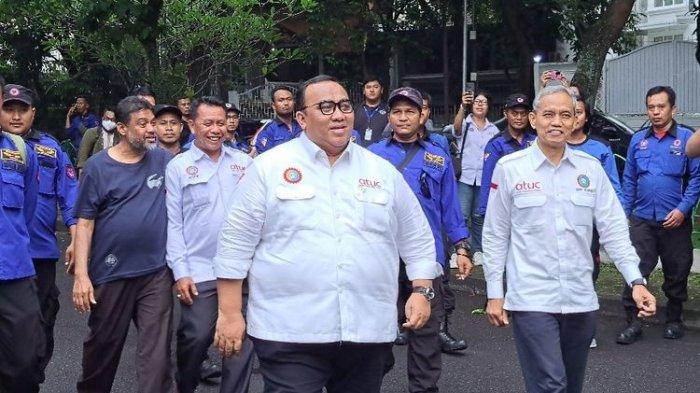 Presiden Konfederasi Serikat Pekerja Seluruh Indonesia (KSPSI) Andi Gani Nena Wea mendatangi kantor perwakilan Pemerintah Provinsi Jawa Tengah, Jakarta, untuk bertemh Gubernur Jawa Tengah Ganjar Pranowo, Senin (1/5/2022). (KOMPAS.com/Ardito Ramadhan D)