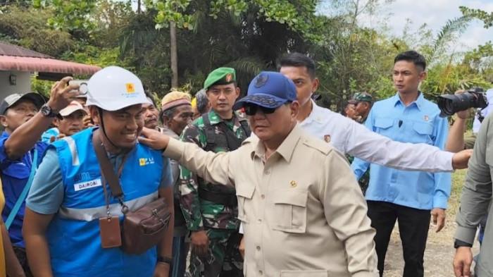 BANJIR DI LANGKAT - Presiden Indonesia, Prabowo Subianto menyambangi pengungsi banjir di MAN 1 Langkat yang berada di Jalan Pembangunan, Desa Pekubuan, Kecamatan Tanjung Pura, Kabupaten Langkat, Sumatera Utara, pada Sabtu (13/12/2025).