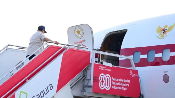 BERTOLAK KE SUMUT - Presiden Prabowo Subianto bertolak menuju wilayah terdampak bencana banjir di Pulau Sumatra termasuk ke Sumatera Utara pada Senin (1/12/2025) sekitar pukul 06.00 WIB. (Dok. Biro Pers, Media, dan Informasi Sekretariat Presiden)
