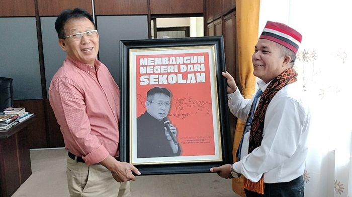 Prof. Dr. Syawal Gultom Tokoh Pendidikan, Terima Penghargaan dari Lembaga Konsultasi Pendidikan Citra Sumut.