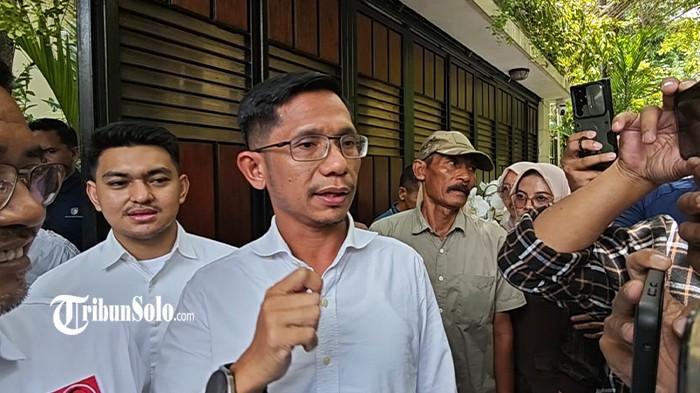 DIPERLIHATKAN IJAZAH JOKOWI - Wakil Ketua Umum Projo, Freddy Alex Damani saat ditemui di depan kediaman Jokowi di Sumber, Banjarsari, Solo, Jumat (24/10/2025). Sejumlah elit relawan Pro-Jokowi atau Projo diketahui menemui Presiden ke-7 RI Jokowi. Mereka mengaku diperlihatkan ijazah asli dari Jokowi yang sempat menjadi polemik.