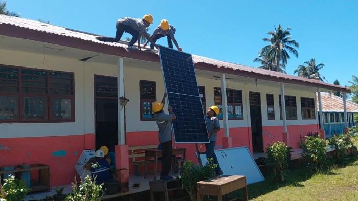 Proses Pengerjaan pemasangan SuperSun di SD Negeri 339
