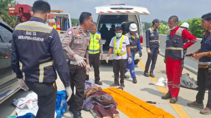 LAKALANTAS MAUT - Proses evakuasi korban kecelakaan maut di ruas tol Indrapura - Kisaran, Jumat (6/3/2026). Empat orang terkonfirmasi meninggal dunia, tiga lainnya mengalami luka berat dan dirawat di rumah sakit umum Bidadari, Indrapura, Batubara.