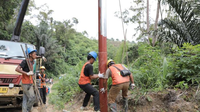 Proses pekerjaan pemasangan tiang menuju Dusun Unte Mungkur.