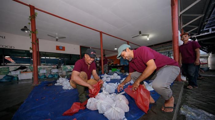 Proses pengemasan daging qurban di PLN UID Sumatera Utara