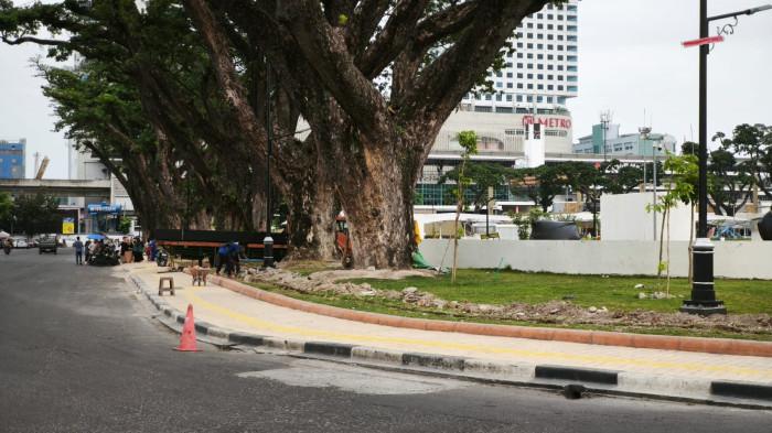 Proyek Revitalisasi Lapangan Merdeka Medan Semrawut, Material Berserakan Ganggu Pengendara