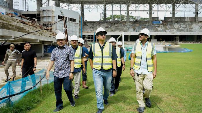 Proyek Stadion Teladan belum masih kupak-kapik. Wali Kota Medan, Rico Waas meninjau langsung Stadion Teladan bersama Wakil Wali Kota Zakiyuddin Harahap, anggota Komite Eksekutif PSSI Arya Sinulingga, Tim Teknis Kementerian Pekerjaan Umum Johanes Lubis, serta jajaran OPD terkait, Senin (16/2/2026).
