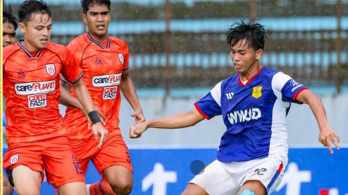 KALAH TELAK - Penggawa PSDS Deliserdang (biru) hendak melewati adangan pemain Dejan FC di Stadion Moch Subroto, Kamis (11/12/2025).Tim berjuluk Traktor Kuning itu harus menyerah dengan skor telak 0-5 dari Dejan FC pada pekan ketiga kompetisi Liga Nusantara musim 2025/2026.