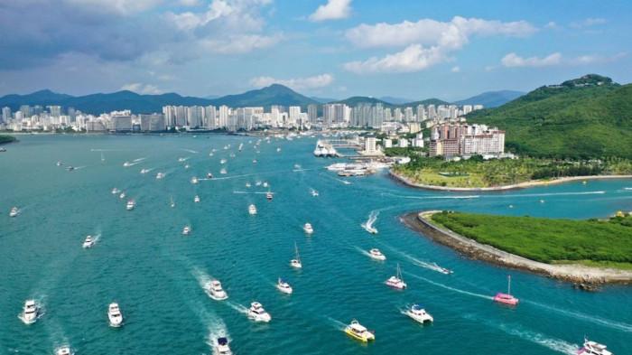 Pulau Hainan, yang dijuluki Hawaii-nya Tiongkok, merupakan pulau tropis yang terletak di Laut China Selatan (LCS).