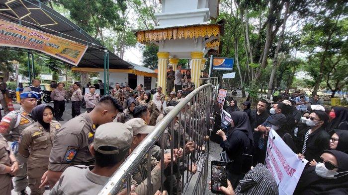 Tak Temui Guru Honorer saat Geruduk Kantor Bupati Langkat, Demonstran Teriaki Pj Bupati