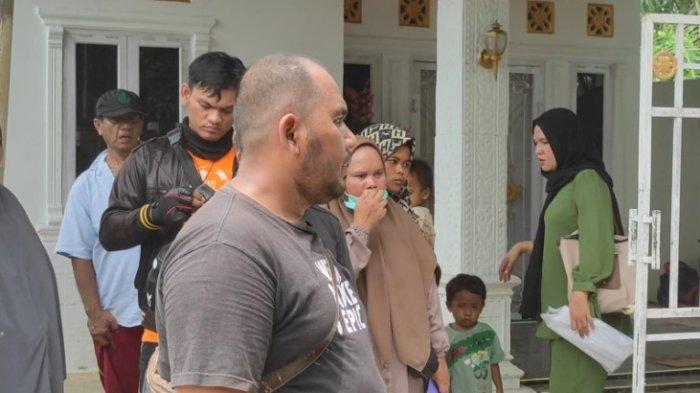 BREAKING NEWS Dirugikan 300 Juta, Puluhan Emak-emak Geruduk Rumah Pemilik Arisol di Tanjungbalai