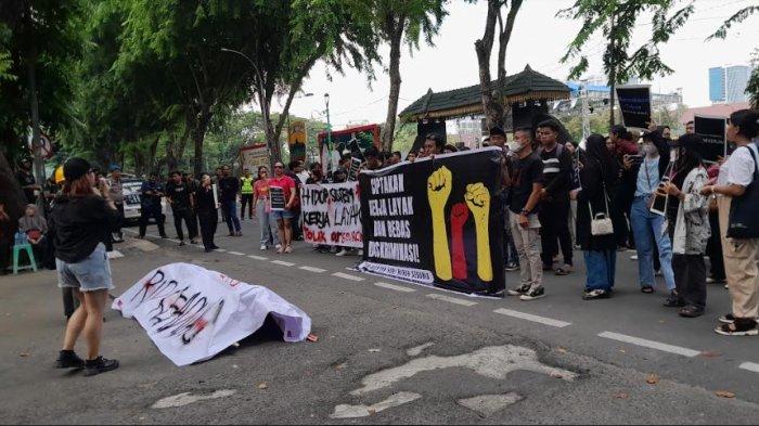 Peringati 1 Mei, AKBAR Bawa Keranda Jenazah ke Kantor DPRD Sumut Lambangkan Matinya Hak-hak Buruh