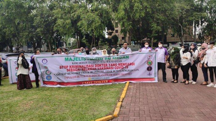 DOKTER yang Diduga Suntik Vaksin Kosong Jalani Sidang Perdana, Puluhan Nakes Gelar Aksi di PN Medan