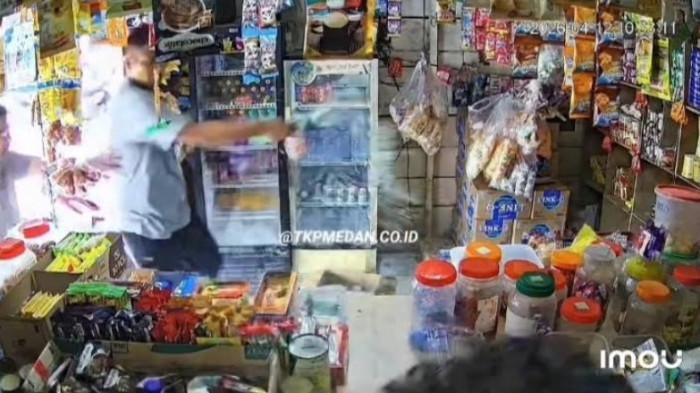 TOLAK KASIH SETORAN - Oknum diduga preman menyiramkan cairan diduga bahan bakar di salah satu warung di Desa Kampung Lalang, di Kecamatan Sunggal, Deli Serdang, Minggu (12/4/2026) kemarin. Aksi ini diduga karena pemilik warung tolak bayar Pungli.