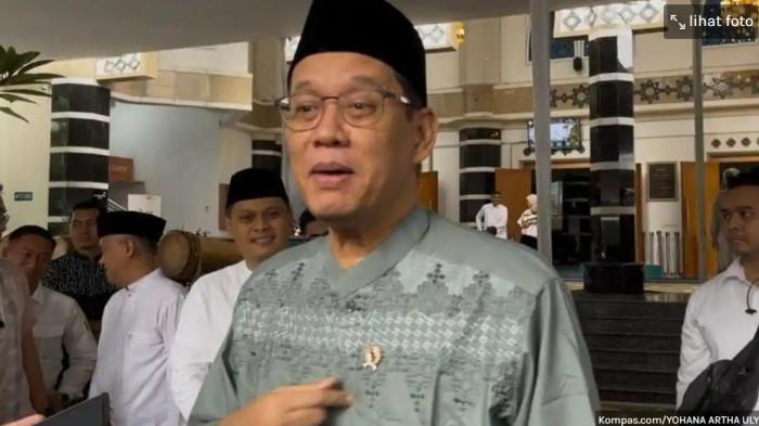 PAMER BAJU - Menteri Keuangan Purbaya Yudhi Sadewa seusai melaksanakan salat Idulfitri 1447 Hijriah di Masjid Salahuddin, Kantor Direktorat Jenderal Pajak (DJP), Jakarta, Sabtu (21/3/2026). Dia memamerkan baju koko Lebaran yang dibelinya di Tanah Abang.