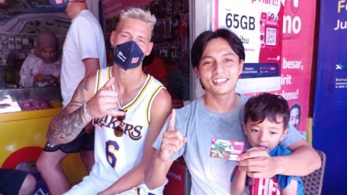 Tiba di Lombok, Quartararo Kembali ke Gerai Ponsel Langganannya, Pemilik Konter Dapat Kenangan